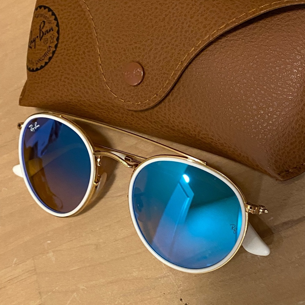 Ray-Ban ROUND DOUBLE BRIDGE FRAME
Polished Arista Gold LENSES Blue Flash NWOB